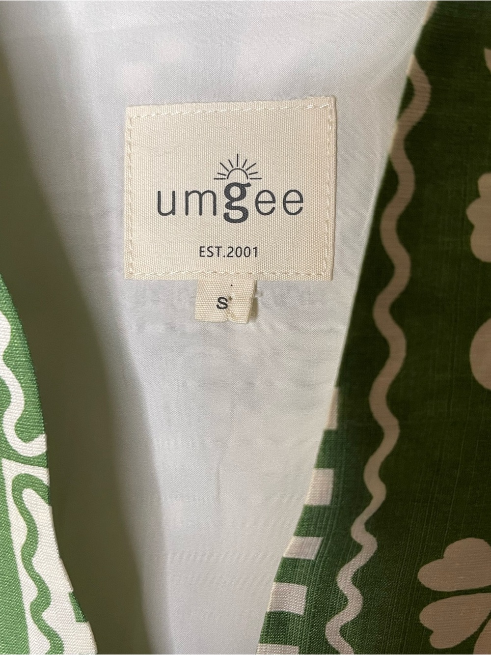 Umgee Green & White Printed Smocked Peplum Top Sz M - Picture 4 of 4